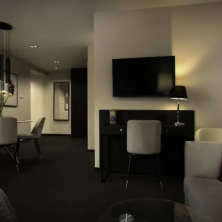 Atrium 3*